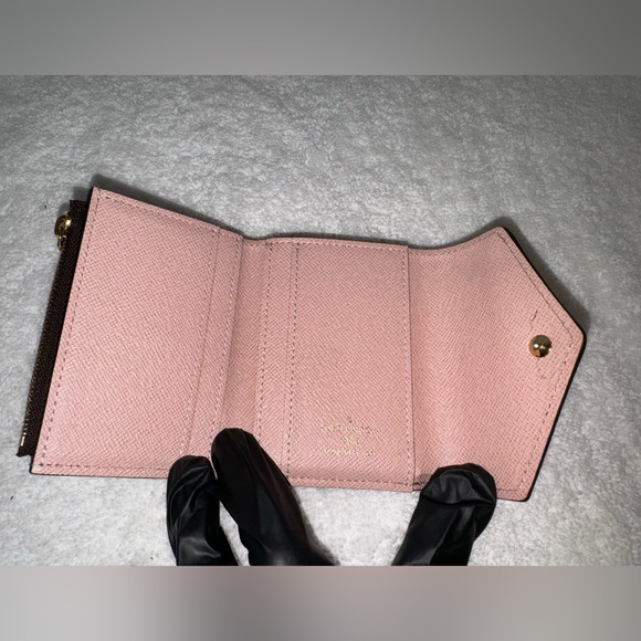 🚨SOLD🚨Louis Vuitton with COA Damier Ebene Zoe Wallet Rose Ballerine. - Picture 6 of 13